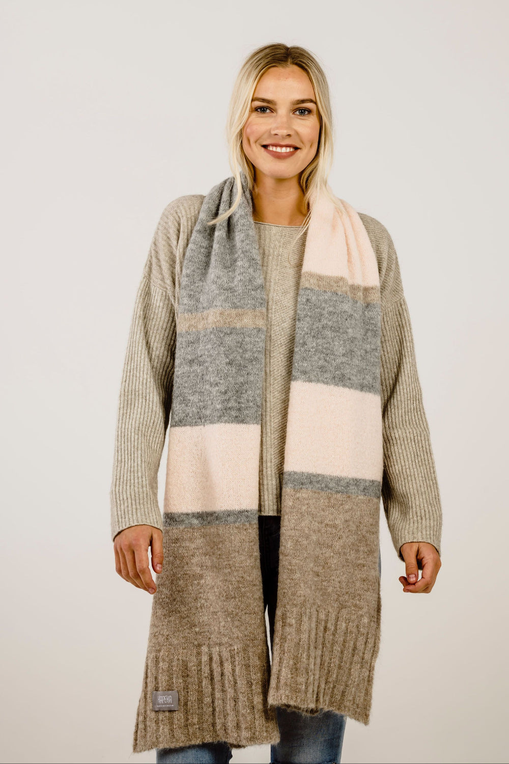 ミースロエ　スカーフデザインアルパカシャギーカーデ新品タグ付き MIESROHE（ミースロエ）の「スカーフデザインアルパカシャギーカーデ